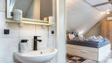 Douche, articles de toilette gratuits, sĂšche-cheveux