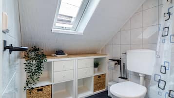 Dusche, kostenlose Toilettenartikel, Haartrockner, Handtücher