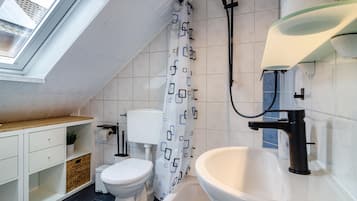 Dusche, kostenlose Toilettenartikel, Haartrockner, Handtücher