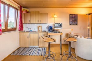 Kühlschrank, Ofen, Herdplatte, Wasserkocher mit Kaffee-/Teezubehör