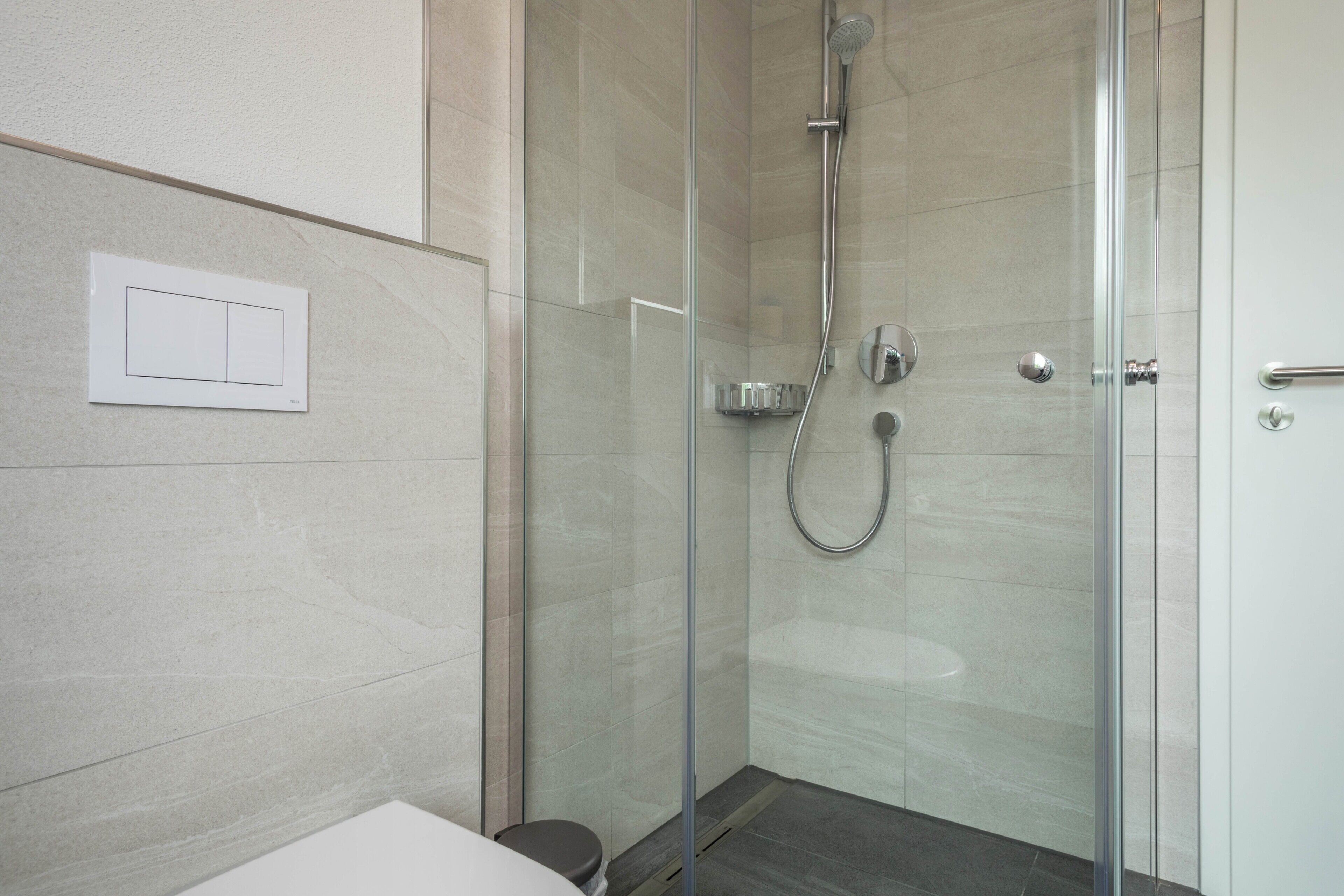Een douche, een haardroger, handdoeken
