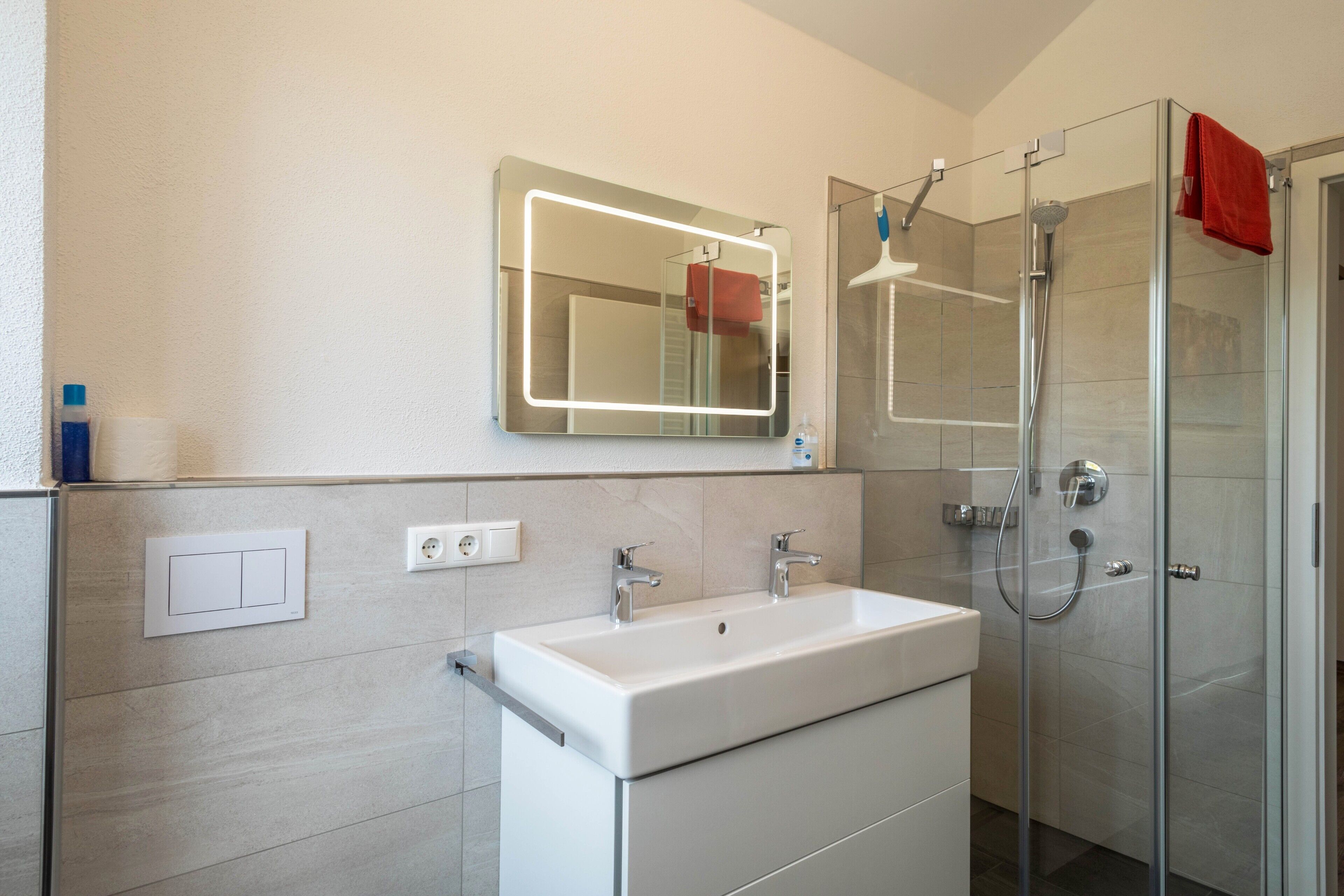 Dusche, kostenlose Toilettenartikel, Haartrockner, Handtücher