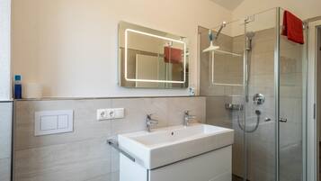 Dusche, kostenlose Toilettenartikel, Haartrockner, Handtücher