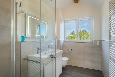 Shower, hair dryer, towels. Apartment “4 am Biohof Eriskirch” close to Lake Constance with Wi-Fi, Balcony & Garden
