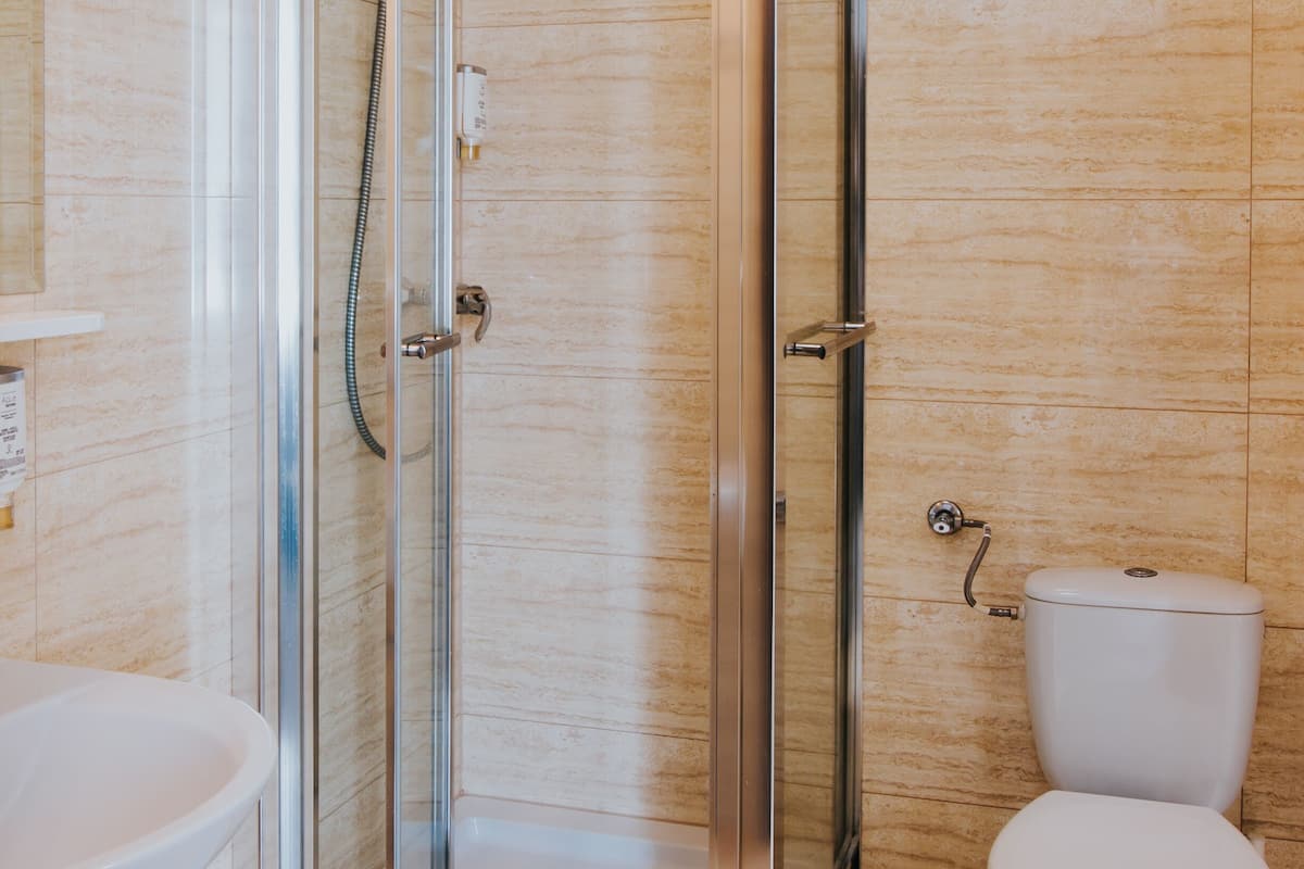 twin room | bathroom | shower, hair dryer, towels, soap