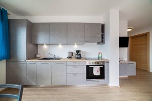 Een koelkast, een oven, een kookplaat, een vaatwasser