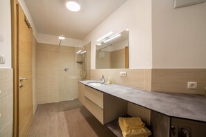 Douche, sèche-cheveux, serviettes fournies
