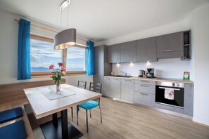 Réfrigérateur, un four, surface de cuisson, lave-vaisselle