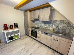 Fridge, oven, stovetop, dishwasher