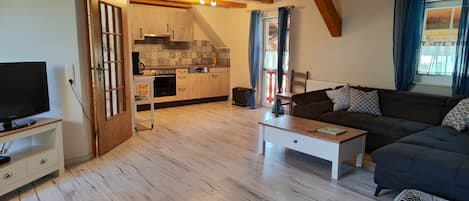 Televisio, pöytätennispöytä, stereot