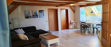 TV, table tennis, stereo