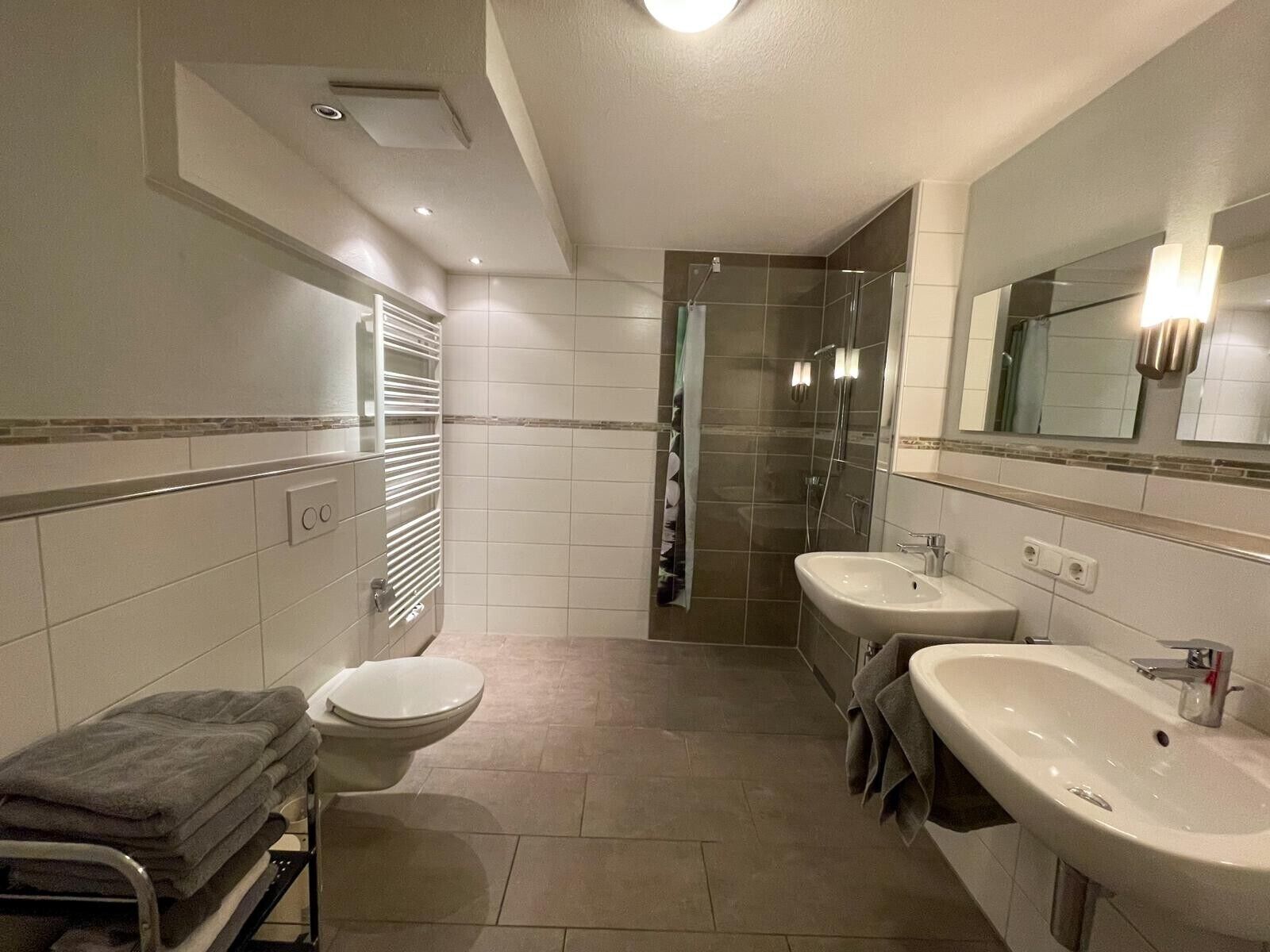 Een douche, een haardroger, handdoeken