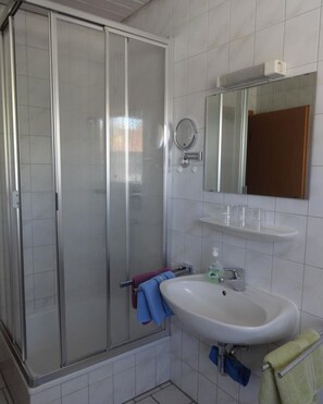 Dusche, Haartrockner, Handtücher
