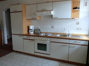 Kühlschrank, Ofen, Herdplatte, Wasserkocher mit Kaffee-/Teezubehör