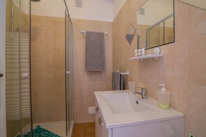 Shower, hair dryer, towels - "Beach Residence 11" with Balcony, Barbecue, Wi-Fi & Cable TV; Parking Available (Armação de Pera)