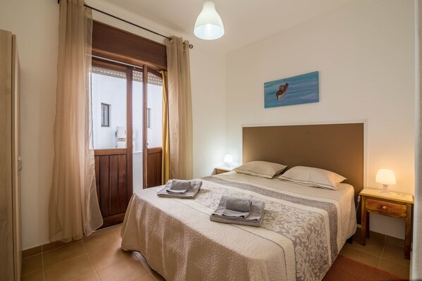 2 makuuhuonetta, silitysrauta/-lauta, ilmainen Wi-Fi, vuodevaatteet