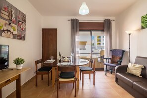 Dining - "Beach Residence 11" with Balcony, Barbecue, Wi-Fi & Cable TV; Parking Available (Armação de Pera)