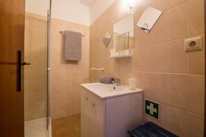 Dusche, Haartrockner, Handtücher