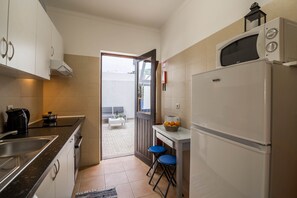 Een koelkast, een magnetron, een oven, een kookplaat