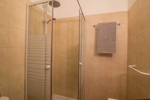 Douche, sèche-cheveux, serviettes fournies