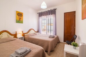 2 bedrooms, iron/ironing board, free WiFi, bed sheets - "Beach Residence 21" with Balcony, Barbecue, Wi-Fi & Cable TV; Parking Available (Armação de Pera)