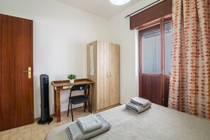 2 bedrooms, iron/ironing board, free WiFi, bed sheets - "Beach Residence 21" with Balcony, Barbecue, Wi-Fi & Cable TV; Parking Available (Armação de Pera)