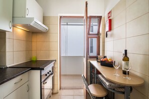 Fridge, microwave, oven, stovetop - "Beach Residence 21" with Balcony, Barbecue, Wi-Fi & Cable TV; Parking Available (Armação de Pera)