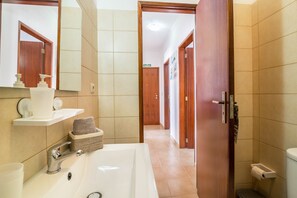 Een douche, een haardroger, handdoeken