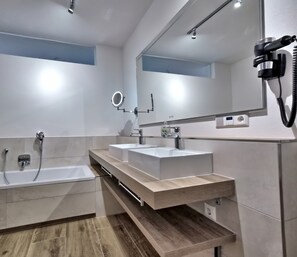 Badewanne, Haartrockner, Handtücher, Toilettenpapier