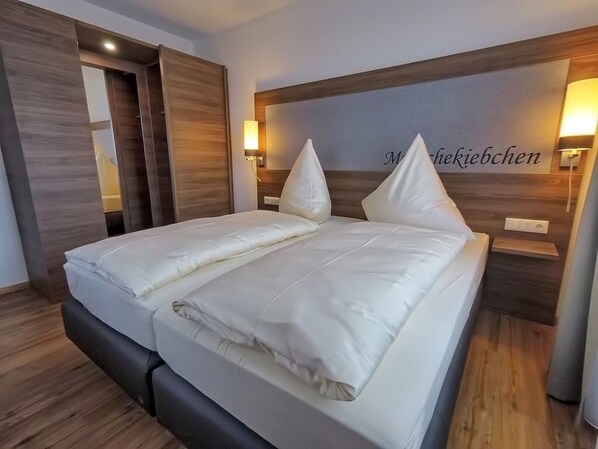 2 bedrooms, desk, travel cot, free WiFi