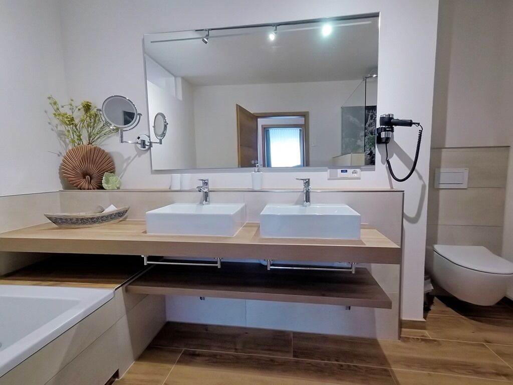 Badewanne, Haartrockner, Handtücher, Toilettenpapier