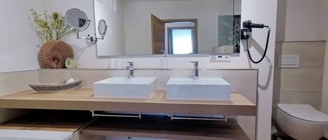 Badewanne, Haartrockner, Handtücher, Toilettenpapier