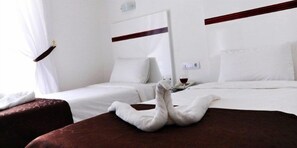 ميني بار وخزنة داخل الغرفة ومكتب ومساحة عمل للكمبيوتر المحمول