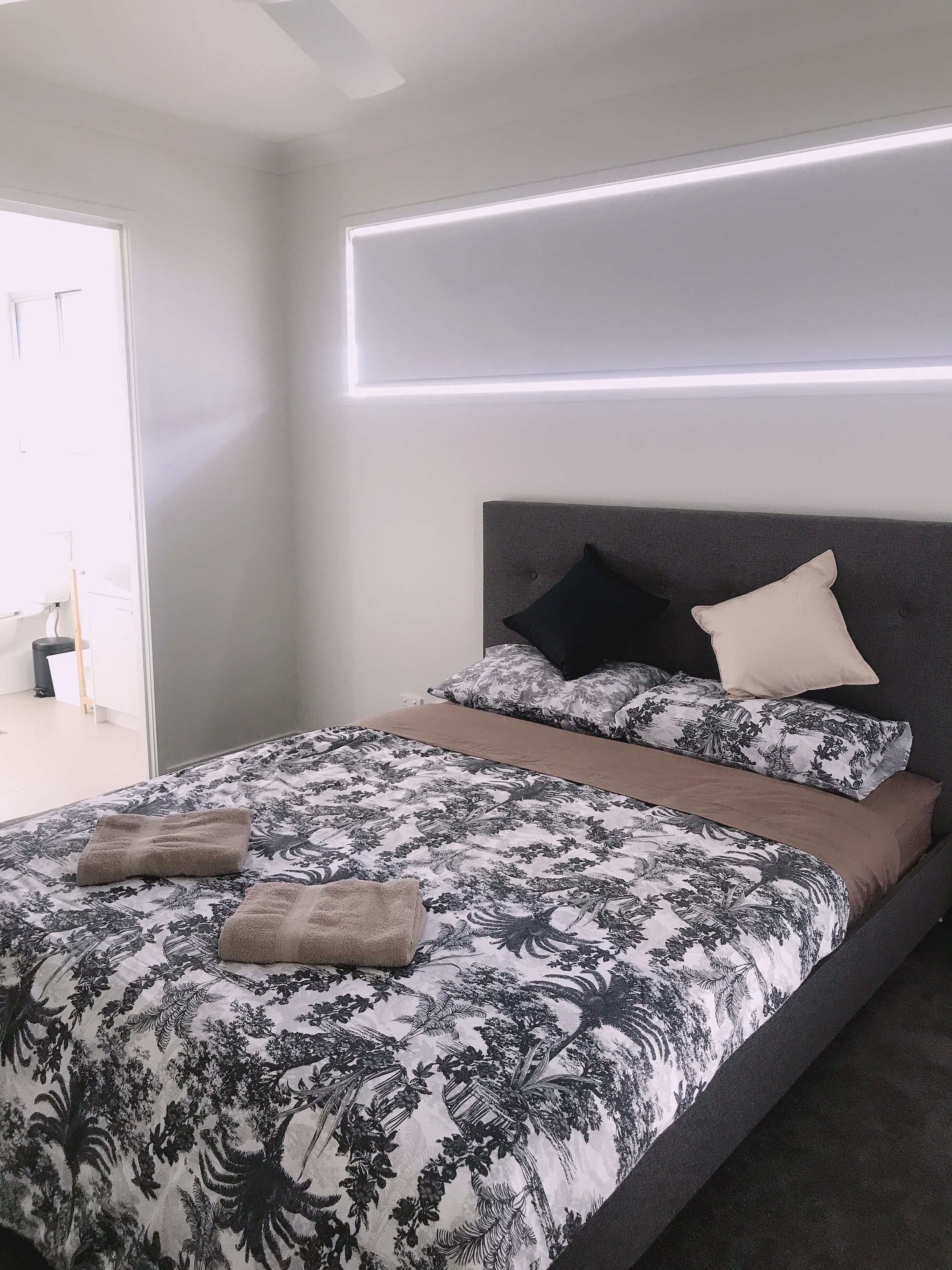 4 室のベッドルーム、デスク、アイロン / アイロン台、旅行用ベビーベッド