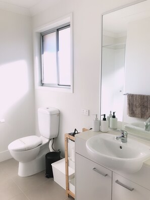 Chuveiro/banheira combinados, secador de cabelo, toalhas de banho 