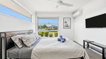 4 bedrooms, desk, iron/ironing board, travel cot
