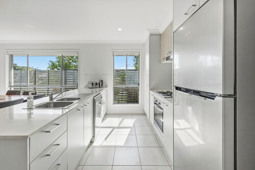 Brand new luxury home at Dakabin close to shop and North Lakes