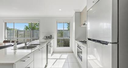 Brand new luxury home at Dakabin close to shop and North Lakes