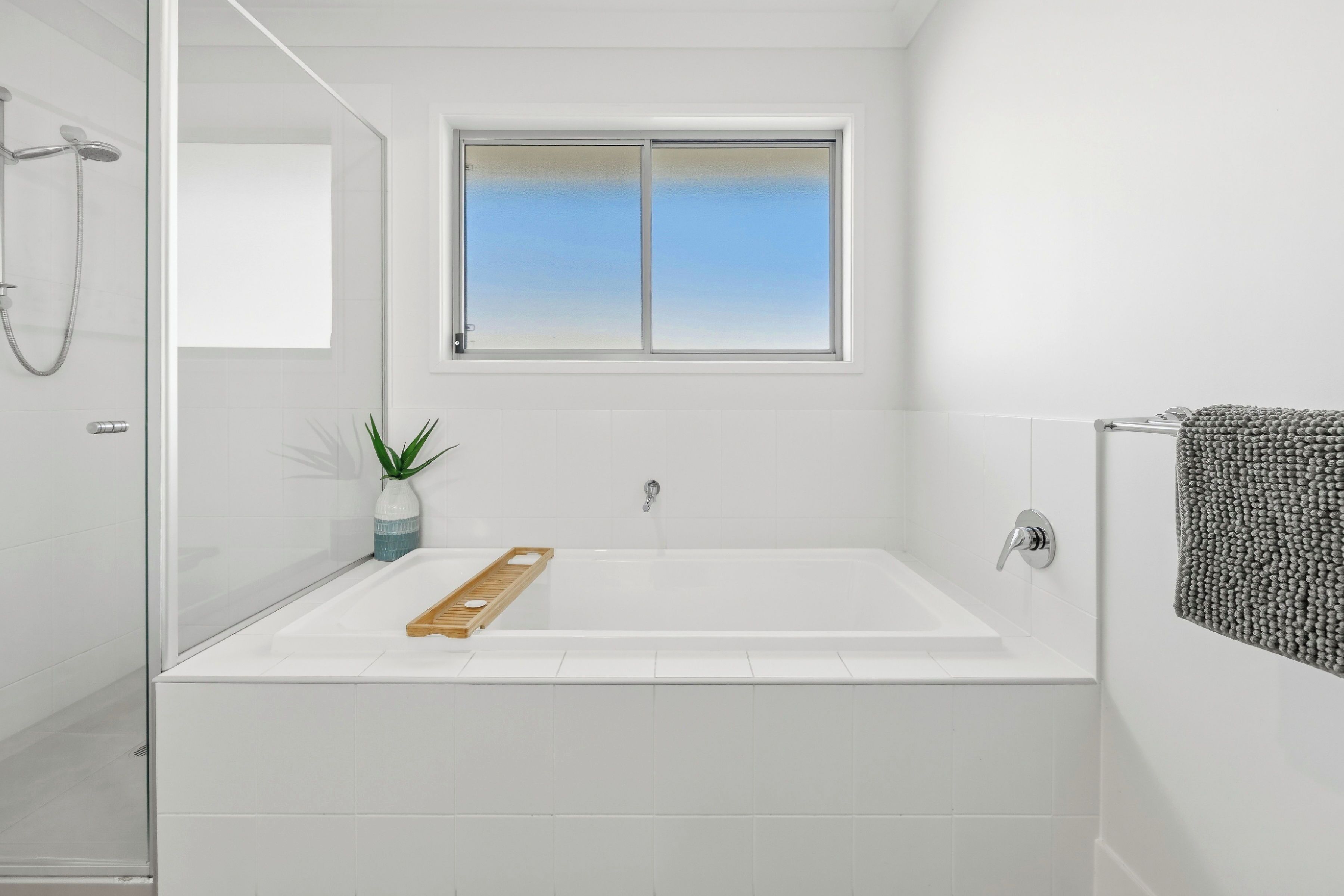 Ensemble douche/baignoire, sèche-cheveux, serviettes fournies, savon