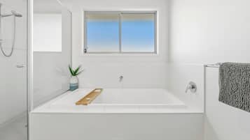 Ensemble douche/baignoire, sĂšche-cheveux, serviettes fournies, savon