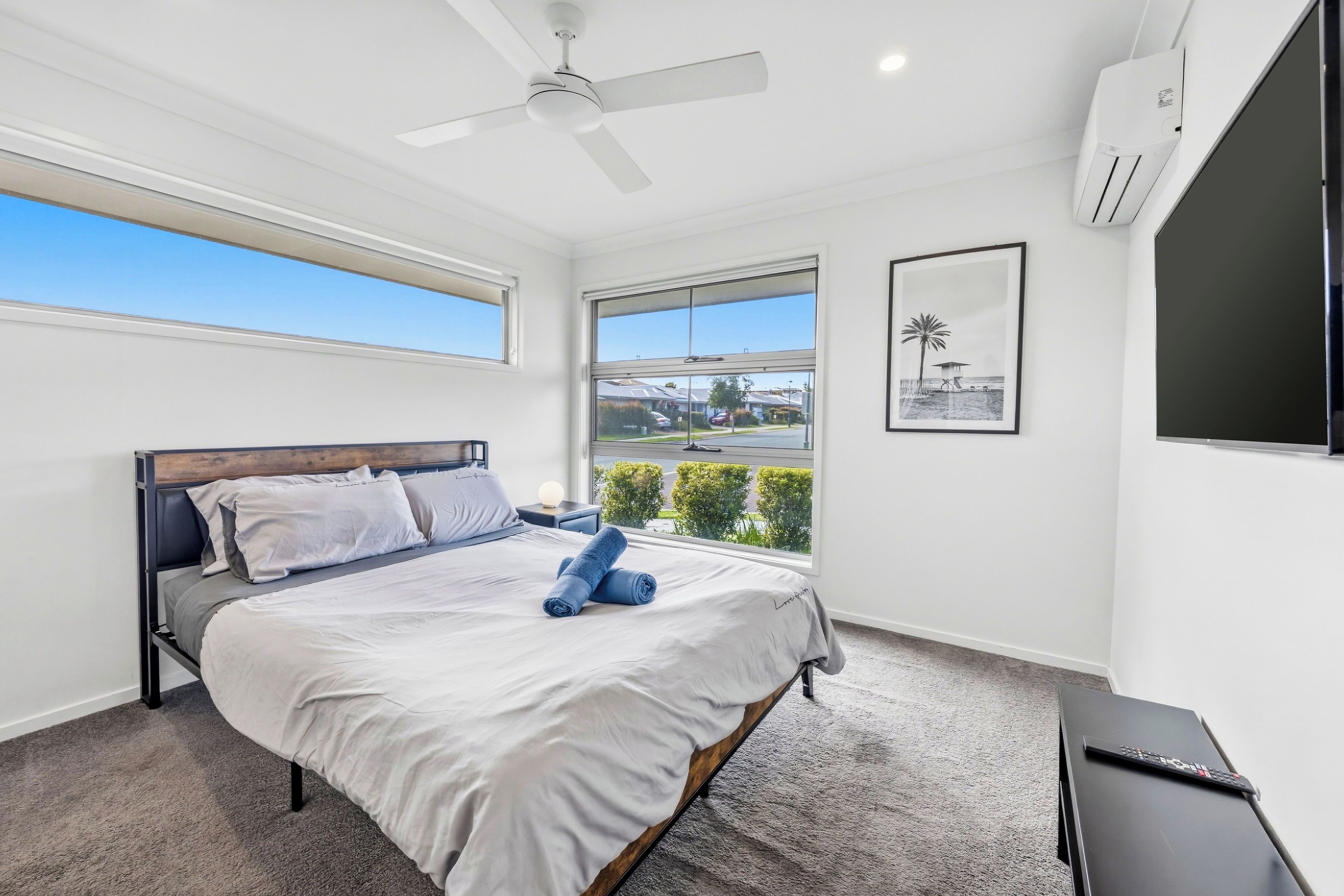 4 bedrooms, desk, iron/ironing board, travel cot