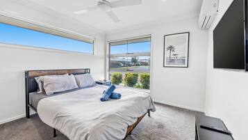 4 bedrooms, desk, iron/ironing board, travel cot