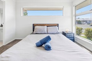 4 bedrooms, desk, iron/ironing board, travel cot - Brand new luxury home at Dakabin close to shop and North Lakes (Dakabin)