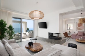 Smart TV, chimenea, videojuegos y tenis de mesa 