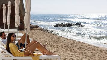 Sulla spiaggia, lettini da mare, teli da spiaggia