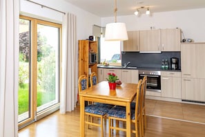 Apartment | Private kitchen | Full-sized fridge, microwave, oven, stovetop - Ferienwohnung Granat (Untergriesbach)