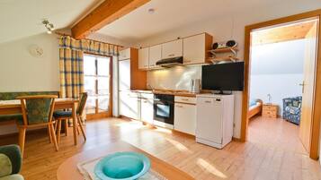 Apartment, 3 Bedrooms, 2 Bathrooms (Arber) | Private kitchen | Full-sized fridge, oven, stovetop, dishwasher