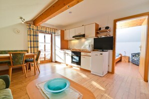 Refrigerador con freezer, horno, placa de cocina, lavavajillas