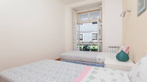 2 habitaciones, tabla de planchar con plancha y cuna de viaje