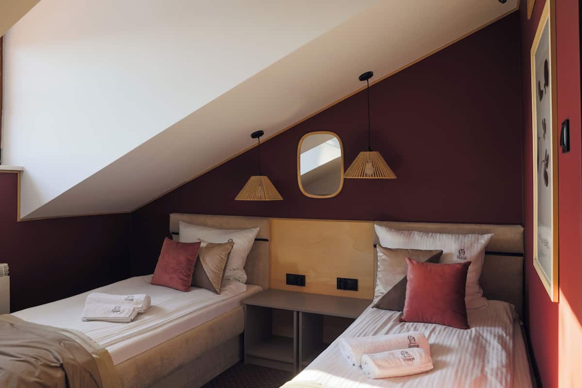 Standaard kamer | Een bureau, gratis babybedden, gratis wifi, beddengoed